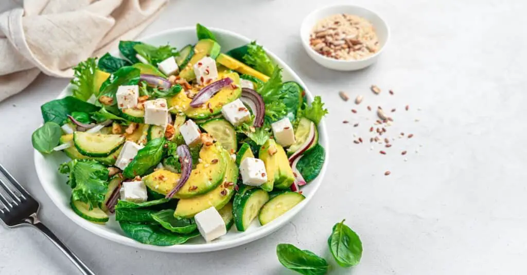 Salade d'avocat feta et noix : une explosion de fraîcheur et de saveurs