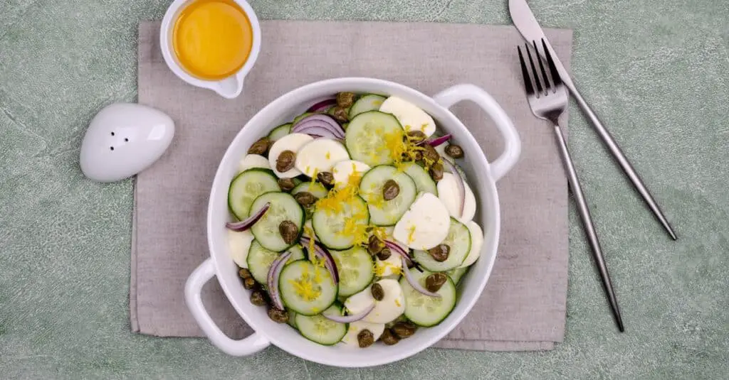 Salade de concombre fromage câpres et zeste de citron : Un tourbillon de saveurs dans votre assiette