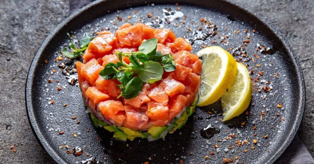 Tartare au saumon et à l'avocat : une symphonie de saveurs en bouche