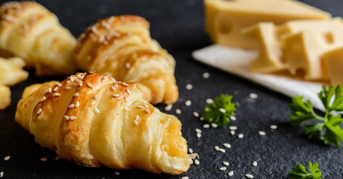 Croissants Salés Farcis au Fromage Emmental : Un délice fondant