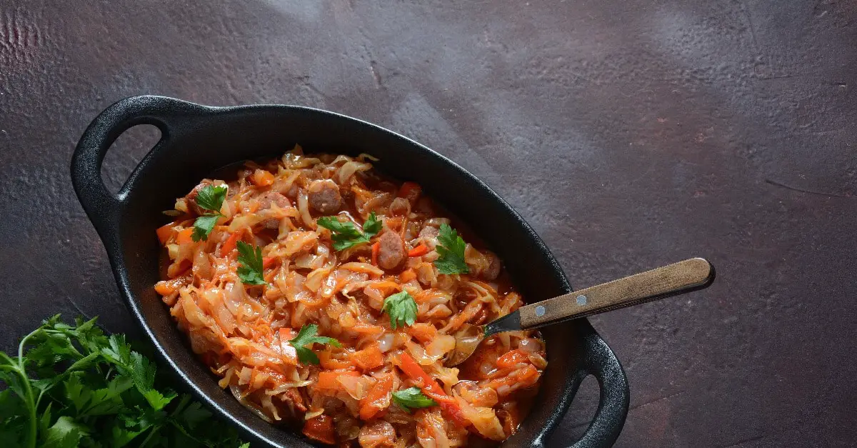 Ragoût de chou avec saucisse grillée à la sauce tomate au Thermomix : Un plat réconfortant aux saveurs délicieuses