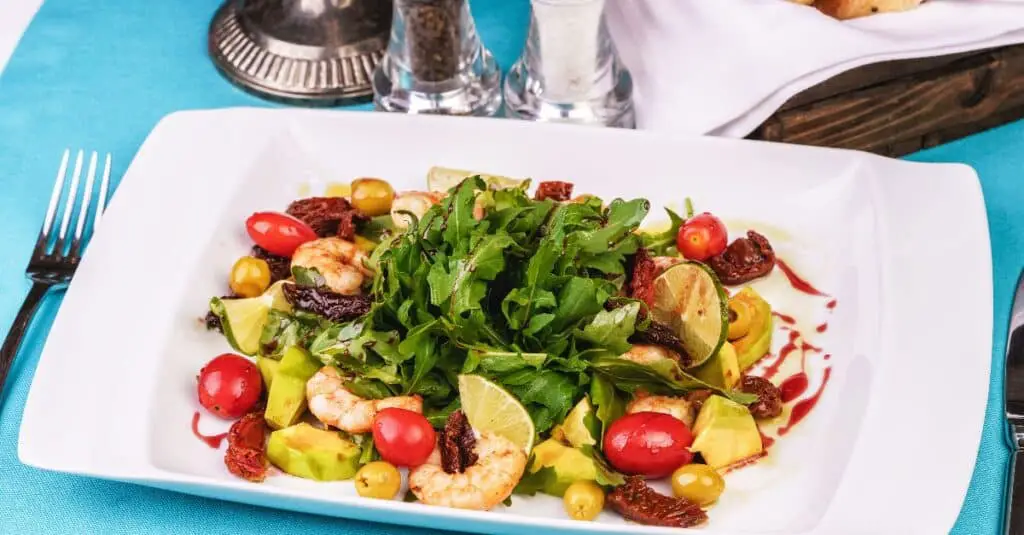 Salade de crevettes grillées tomates cerises et avocat : Une symphonie de saveurs estivales