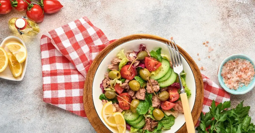 Salade de thon avec légumes frais : Un festin de légumes et de saveurs marines