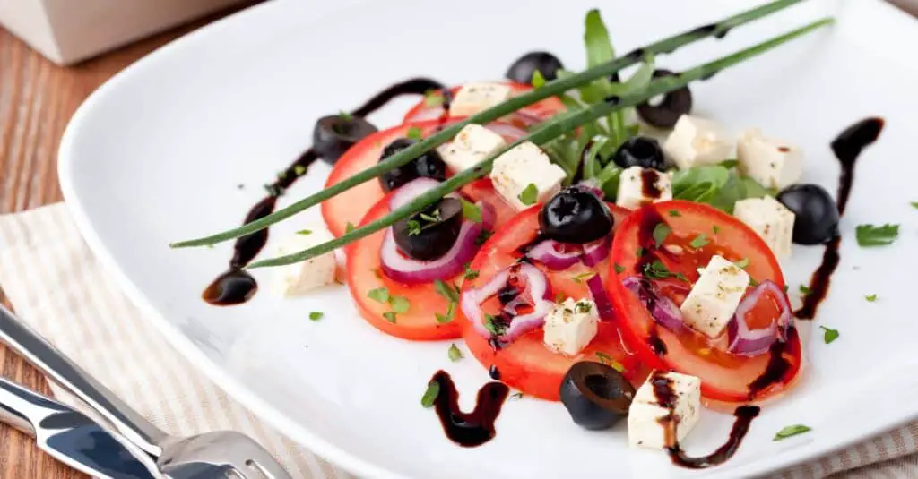 Salade de tomates avec fromage feta et olives noires : Un mariage divin de saveurs