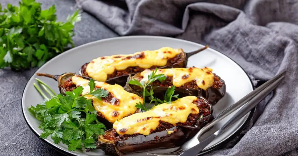 Aubergines Farcies au Bœuf avec Béchamel au Fromage : Voyage Culinaire en Grèce