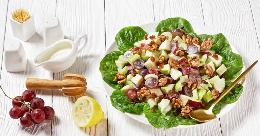 Salade Waldorf au Raisins Rouges : Un Festin de Fraîcheur et Saveurs