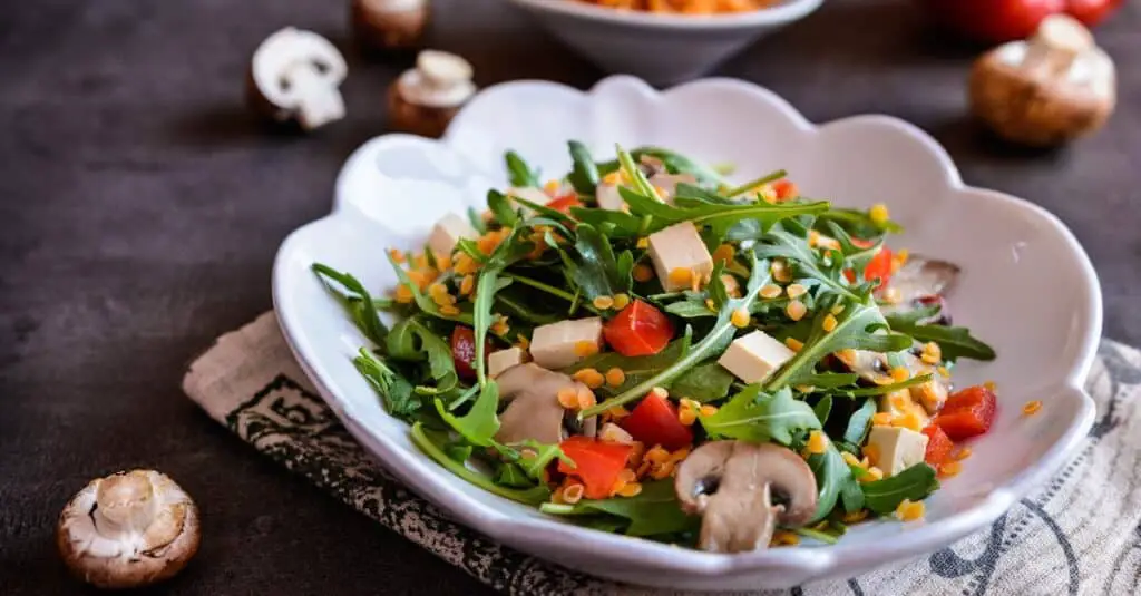 Salade de Roquette Lentilles Rouges Champignons et Tofu Fumé : Fraîcheur Végétarienne