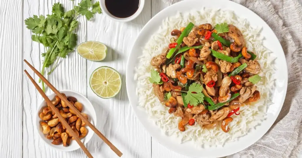 Sauté de Poulet aux Noix de Cajou Thaïlandais : Fusion de Saveurs Thaï