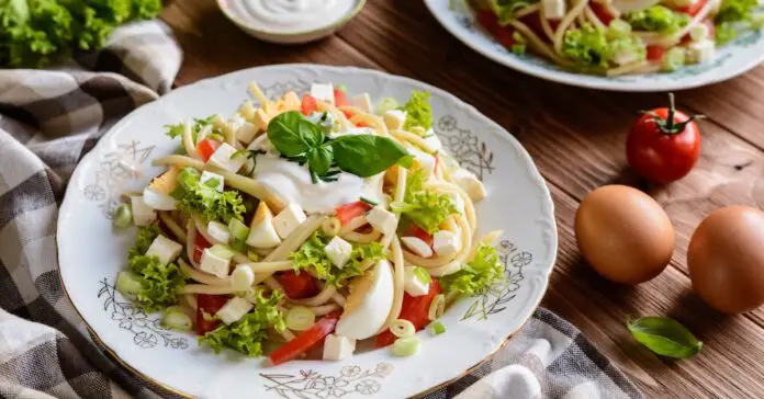 Spaghetti avec Œuf Dur Feta et Crème Sure : Fraîcheur et Saveurs Réunies