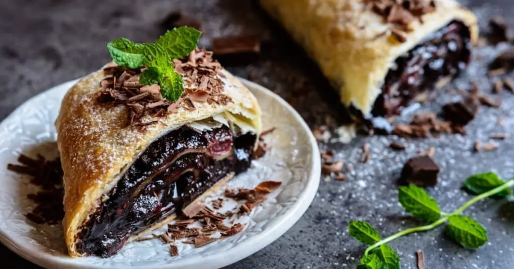 Strudel Farcis au Chocolat et Cerises : Douceurs Fondantes et Irrésistibles