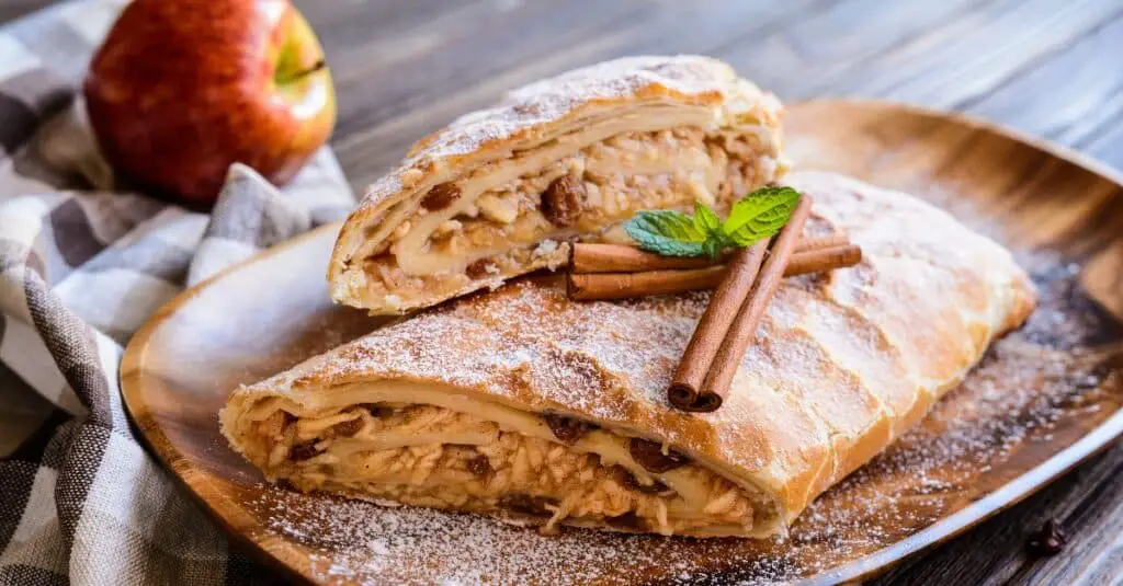 Strudel Feuilleté aux Pommes et Raisins au Thermomix : Le Plaisir à l'État Pur