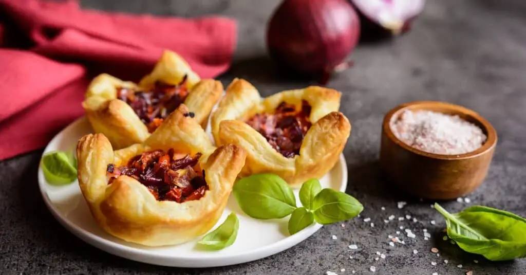 Tartelettes à l'Oignon Rouge Caramélisé et à la Tomate Séchée au Thermomix : Un Régal en Mini-Format