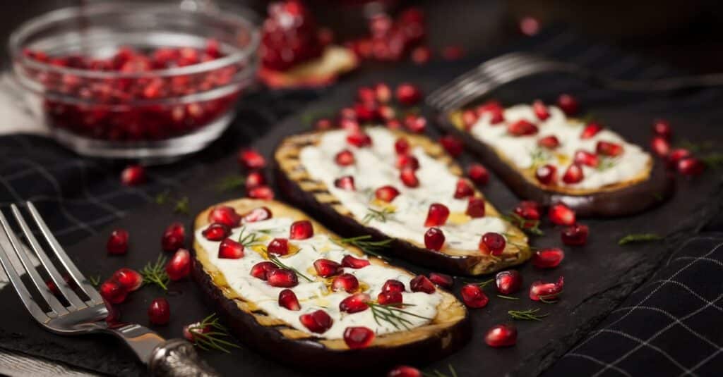 Aubergines Grillées avec Sauce Yaourt à l'Ail et Grenade : Un Festin Végétarien Plein de Saveurs