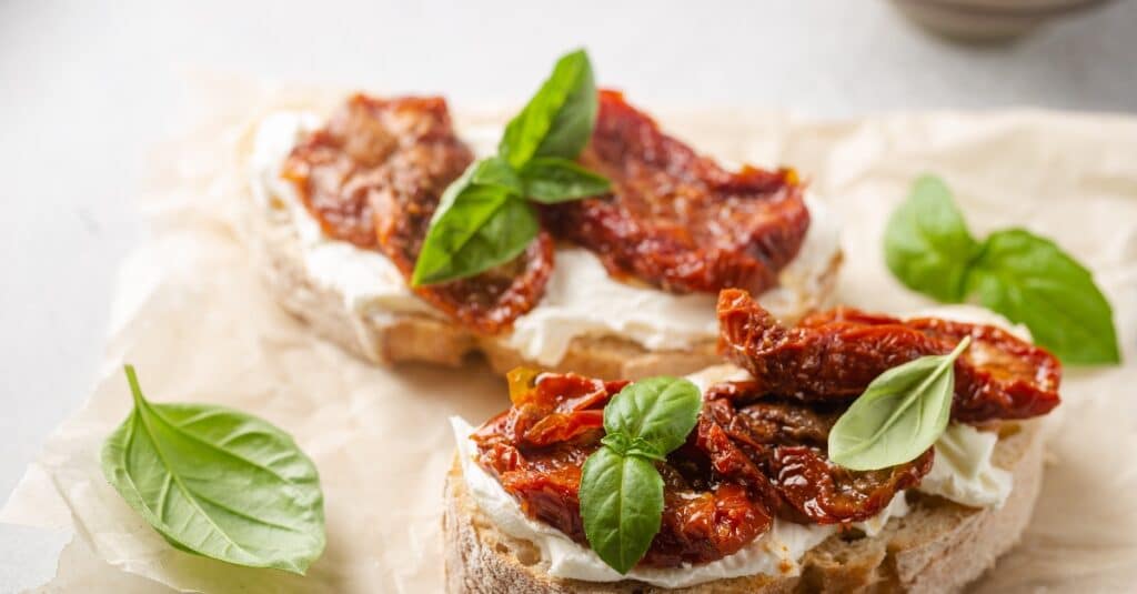 Bruschetta aux Tomates Séchées Ricotta et Basilic : Succombez à la Fraîcheur