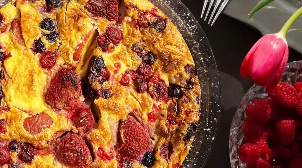 Clafoutis pêche-framboise au Thermomix : Un Dessert à Croquer