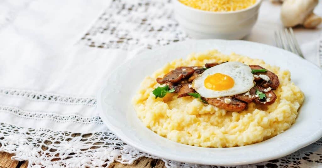 Polenta aux Champignons Caramélisés et Oeuf : Un Festin pour les Papilles