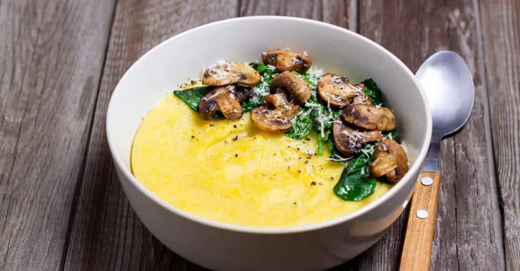 Polenta aux Champignons Épinards et Fromage : Un Délice Crémeux