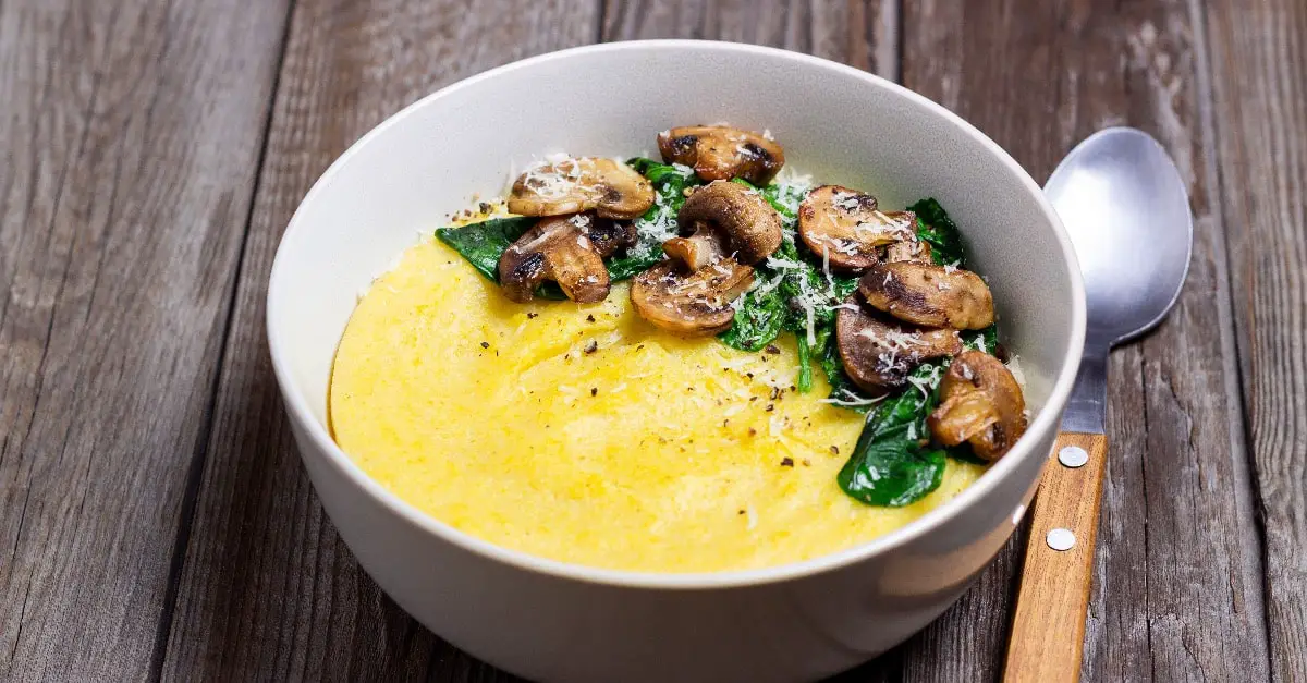 Polenta aux Champignons Épinards et Fromage : Un Délice Crémeux