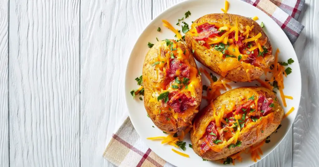 Pommes de Terre Farcies aux Lardons Poulet Effiloché et Cheddar : Dîner au Top