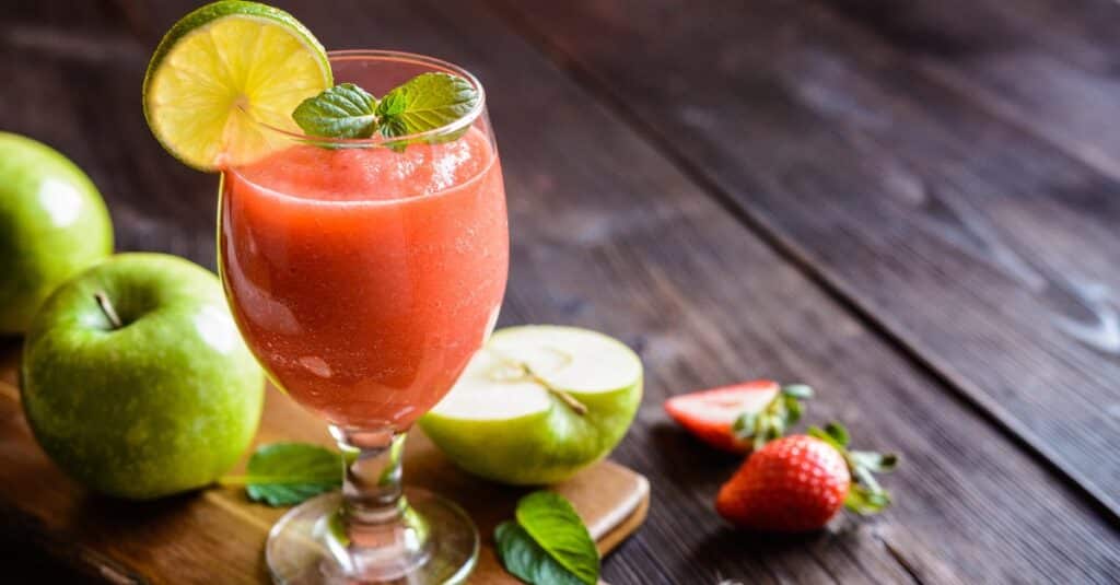 Smoothie aux Pommes Fraises et Citron Vert au Thermomix : Un Voyage Frais et Fruité