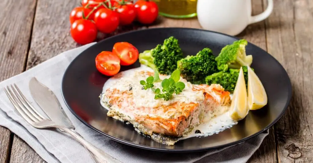 Steak de Saumon Grillé avec Sauce à la Crème et brocoli : La Gourmandise à l'État Pur