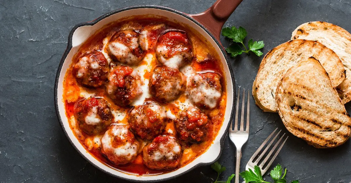 Boulettes de Viande Moelleuses avec Mozzarella et Sauce Tomate