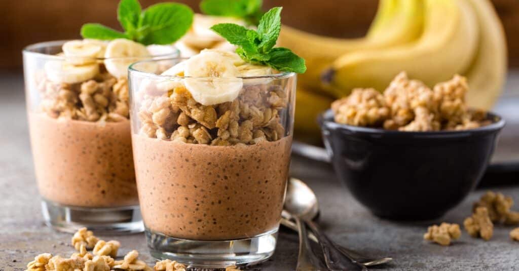 Pouding Chia et Chocolat avec Banane et Granola : L'Équilibre Parfait