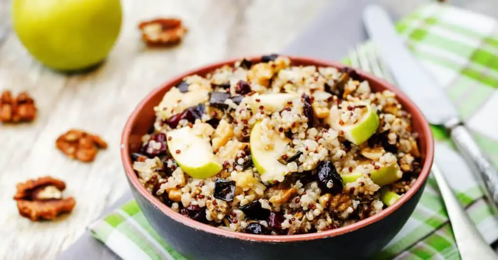 Salade de Quinoa aux Pommes et Aubergines : Un Régal d'Équilibre