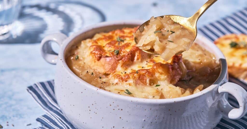 Soupe à l'Oignon avec Croûtons au Fromage au Thermomix : Un Réconfort en Bol