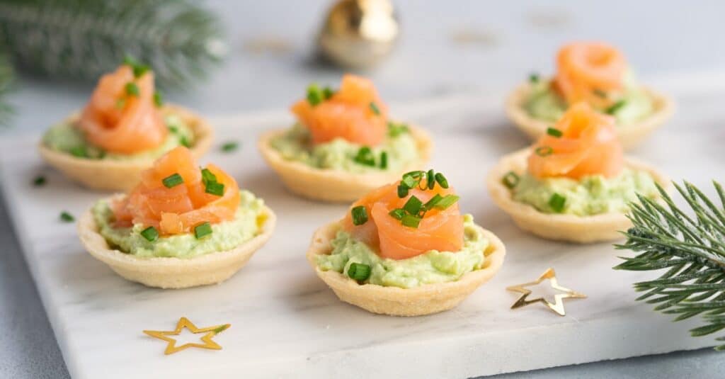 Canapés Saumon Fumé Fromage à la Crème et Avocat : Élégance Culinaire