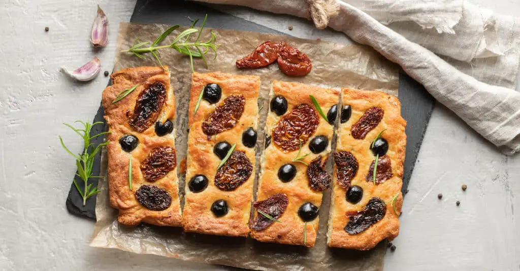 Focaccia Tomates Séchées et Olives au Thermomix : Un Délice Méditerranéen