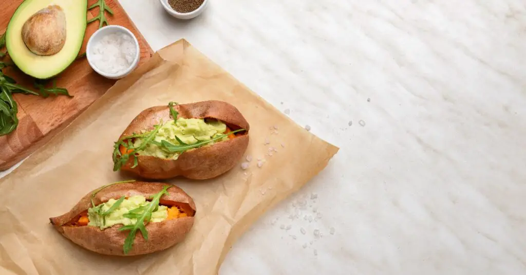 Patate Douce au Four avec Guacamole : Un Vrai Délice Doré