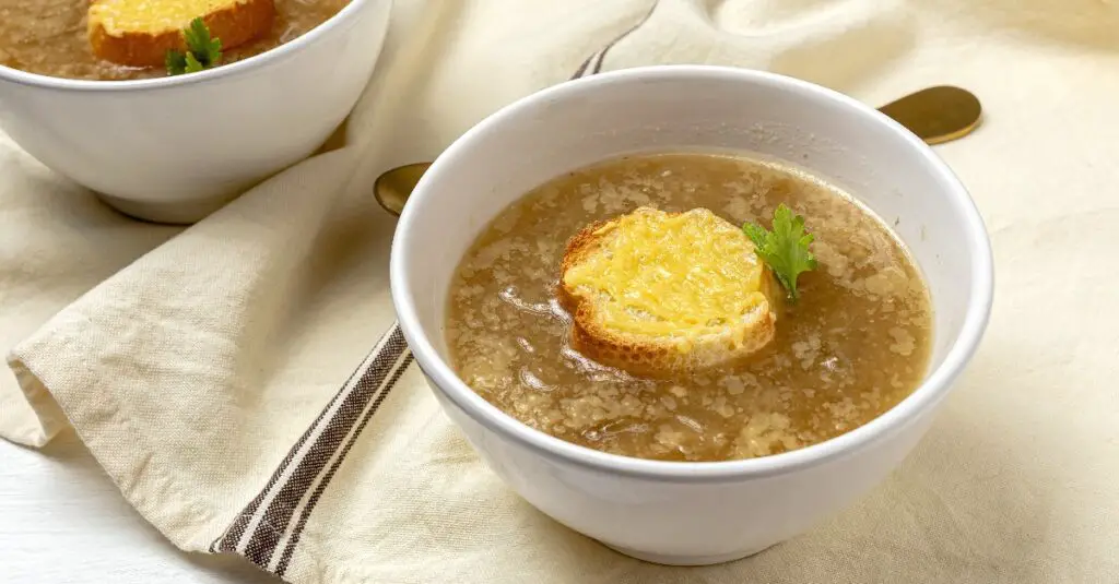 Soupe à l'Oignon avec Pain Gratiné au Thermomix : Un Classique Réconfortant