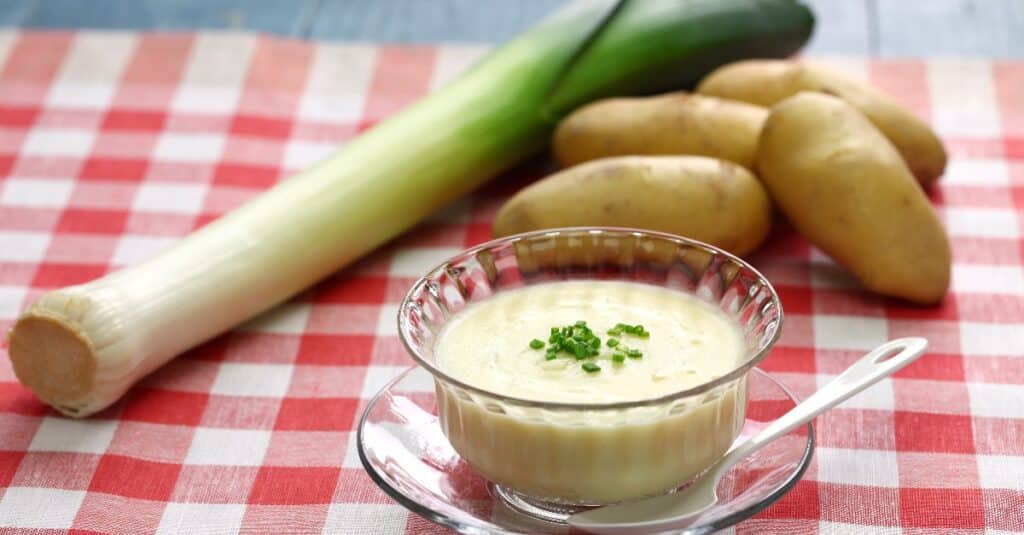 Vichyssoise aux Poireaux et Pommes de Terre au Thermomix : Saveurs Onctueuses et Crémeuse