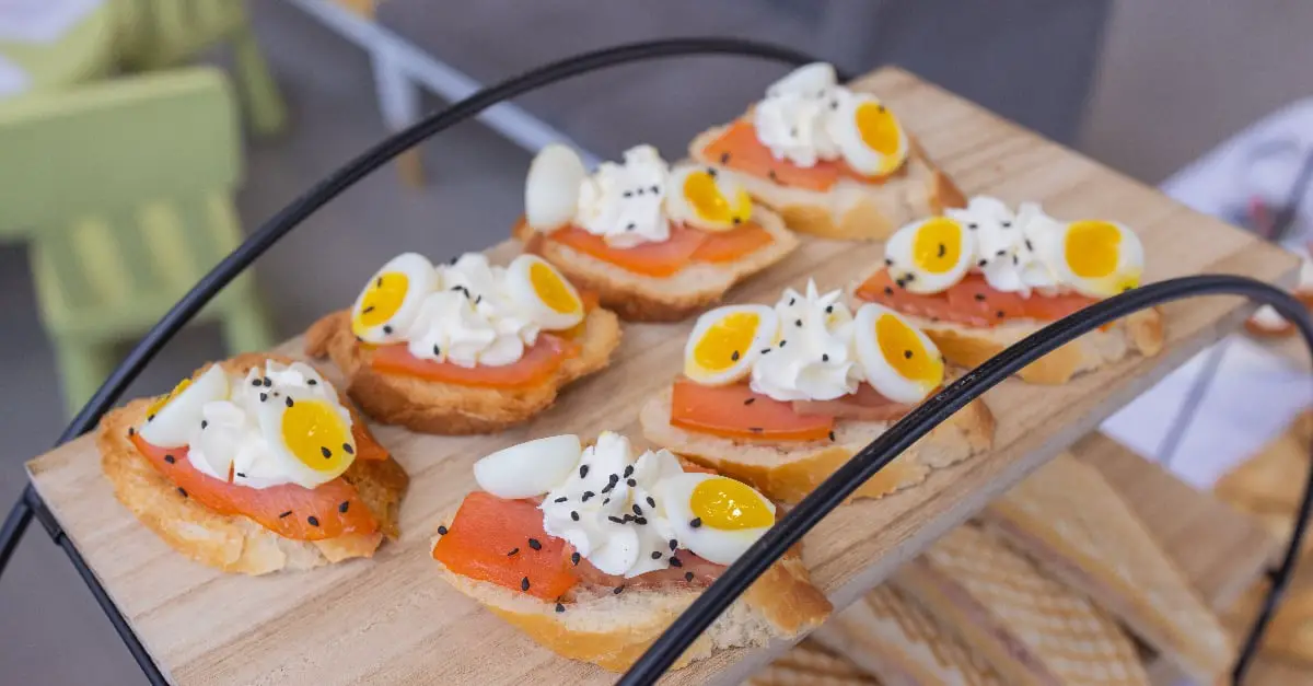 Canapés Saumon Fumé Crème et Œufs de Caille au Thermomix : Un Apéritif Raffiné