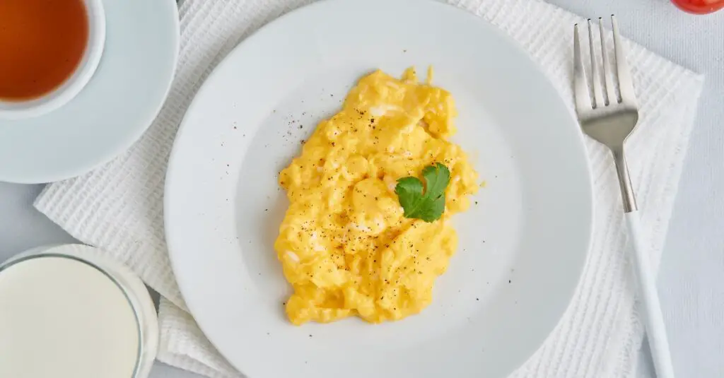 Œufs Brouillés au Thermomix : La Perfection Crémeuse à Chaque Bouchée