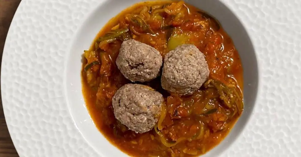 Soupe boulettes de viande et nouilles de courgette au Thermomix : Délice Réconfortant