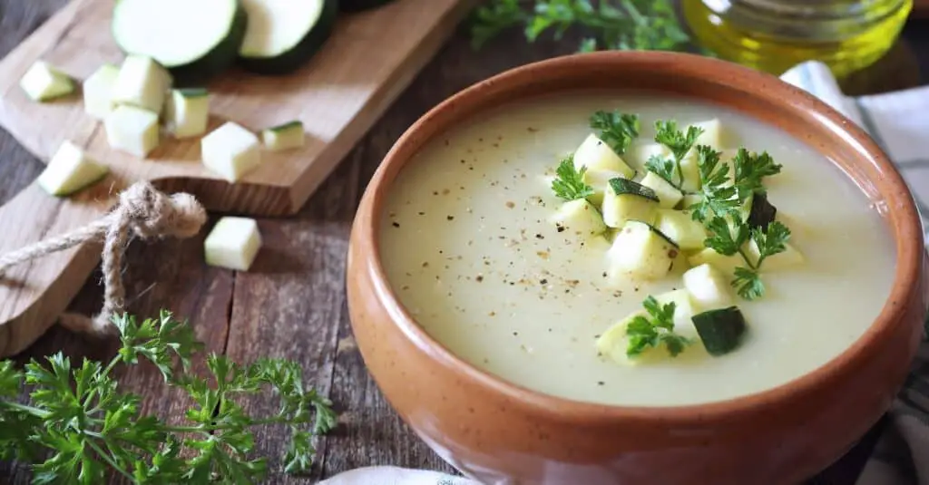 Velouté de Courgettes aux Herbes au Thermomix : La Douceur en Chaque Cuillerée