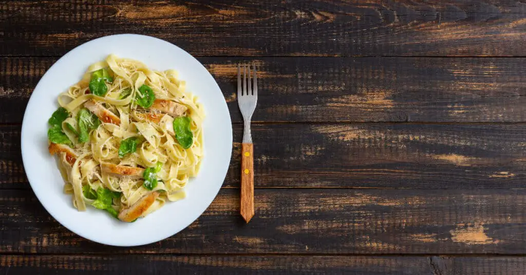 Fettuccini Alfredo au Poulet au Thermomix : Un Festin Crémeux et Réconfortant Facile à Réaliser