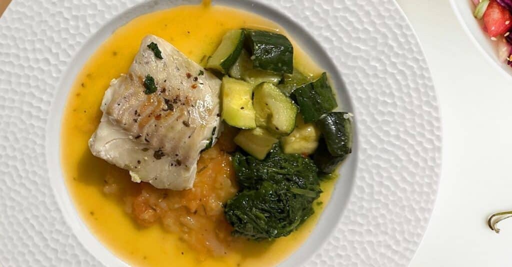 Poisson au four au curcuma et sauce tomate au Thermomix : Une Évasion Culinaire