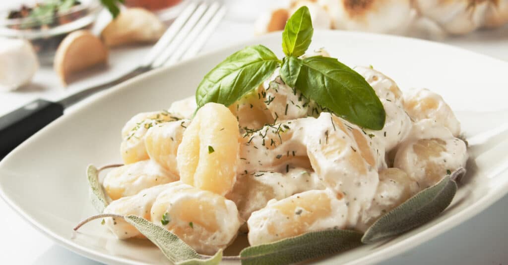 Gnocchi Sauce au Fromage et Basilic au Thermomix : Un Festin Italien Prêt en un Clin d'Œil!