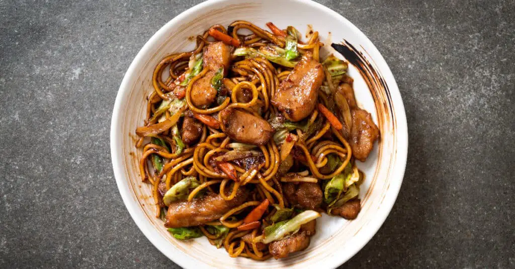 Nouilles Yakisoba sautées au porc au Thermomix : Un plat savoureux prêt en un clin d'œil