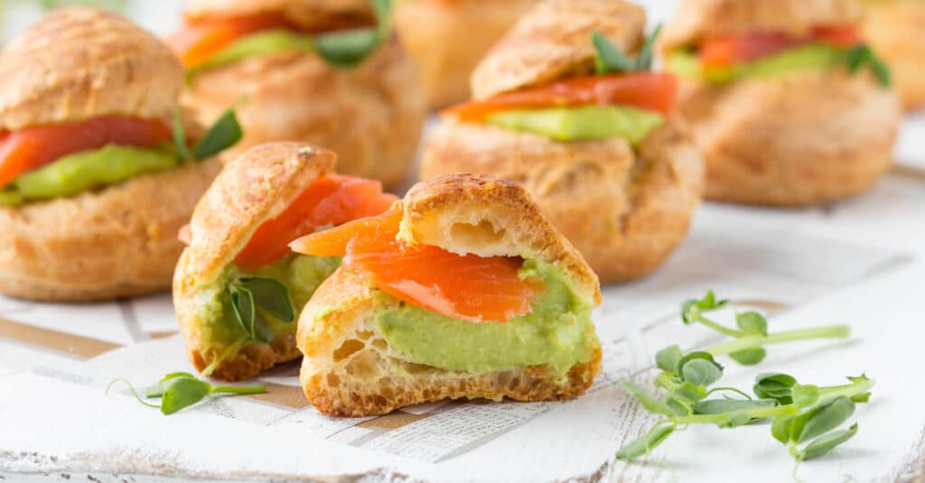 Recette Innovante : Profiteroles avec Crème de Petits Pois et Saumon au Thermomix