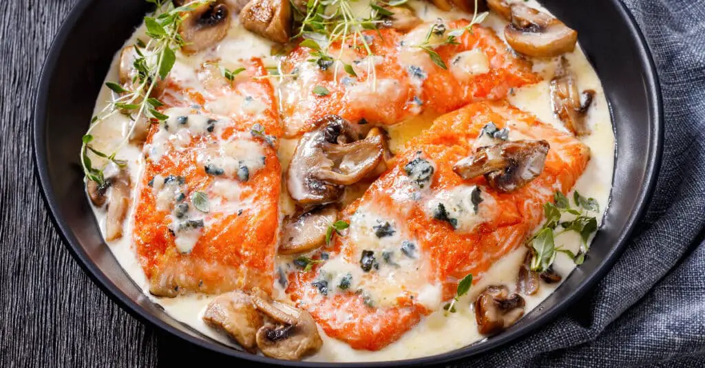 Succombez à la Gourmandise : Saumon à la Sauce au Fromage Bleu Champignons au Thermomix