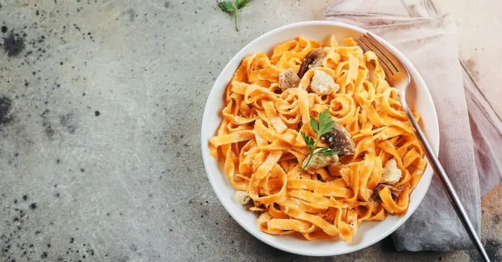 Fettuccine Alfredo aux Champignons et Poulet au Thermomix : Un Plat Crémeux et Réconfortant en un Clin d'œil