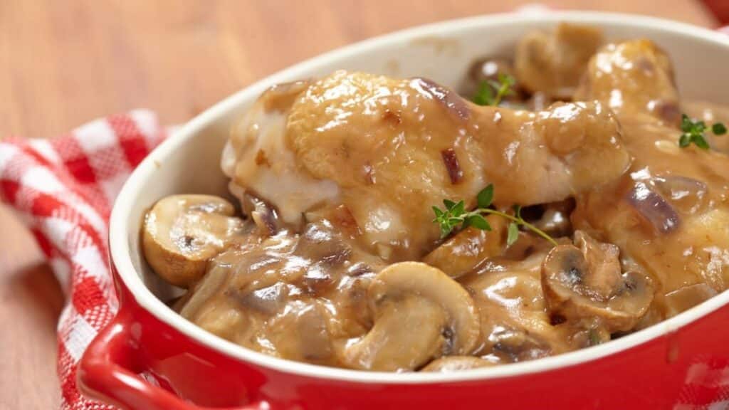 Poulet aux Champignons et aux Oignons au Thermomix : Un Plat Savoureux et Réconfortant