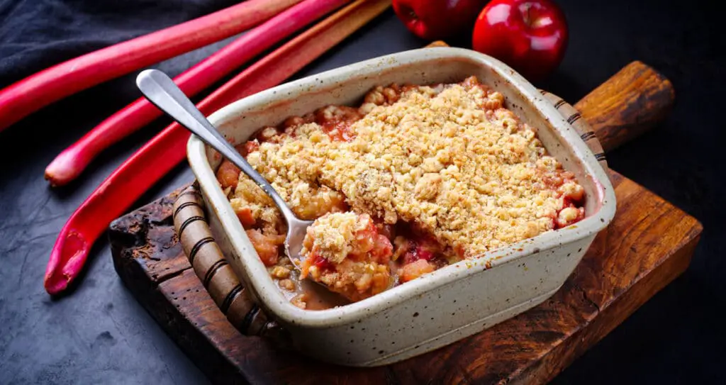 Crumble à la Rhubarbe et à la Pomme au Thermomix : Un Dessert Réconfortant et Plein de Saveurs