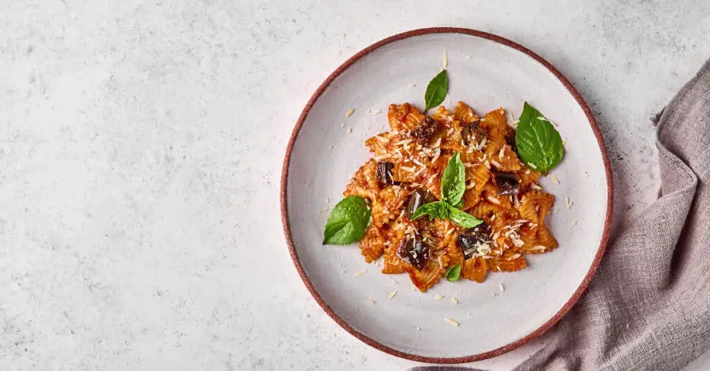 Pâtes Farfalle aux Aubergines Sauce Tomate au Thermomix : Un Plat Savoureux et Réconfortant