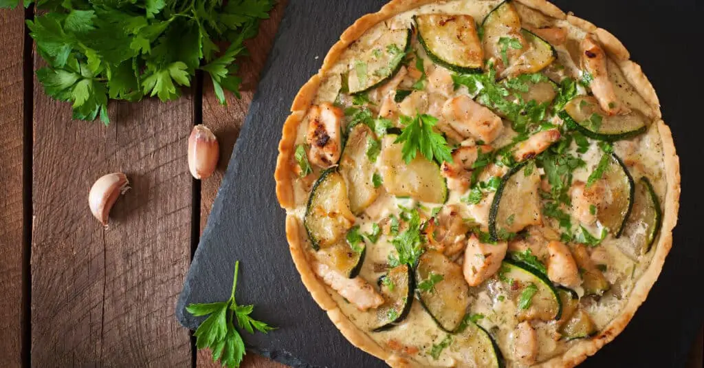 Quiche au poulet et courgettes aux herbes au Thermomix : un plat savoureux et facile à réaliser