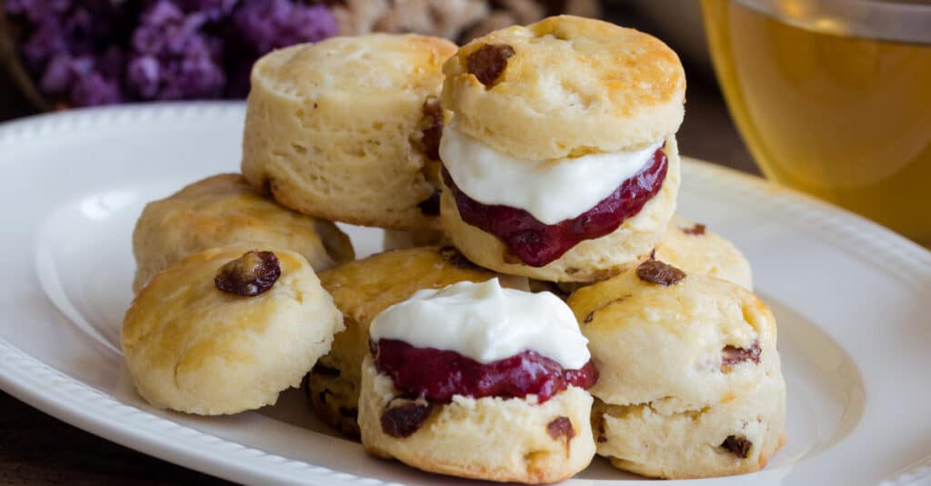 Scones à la Confiture de Fraises et Crème au Thermomix : Un Délice British Réinventé